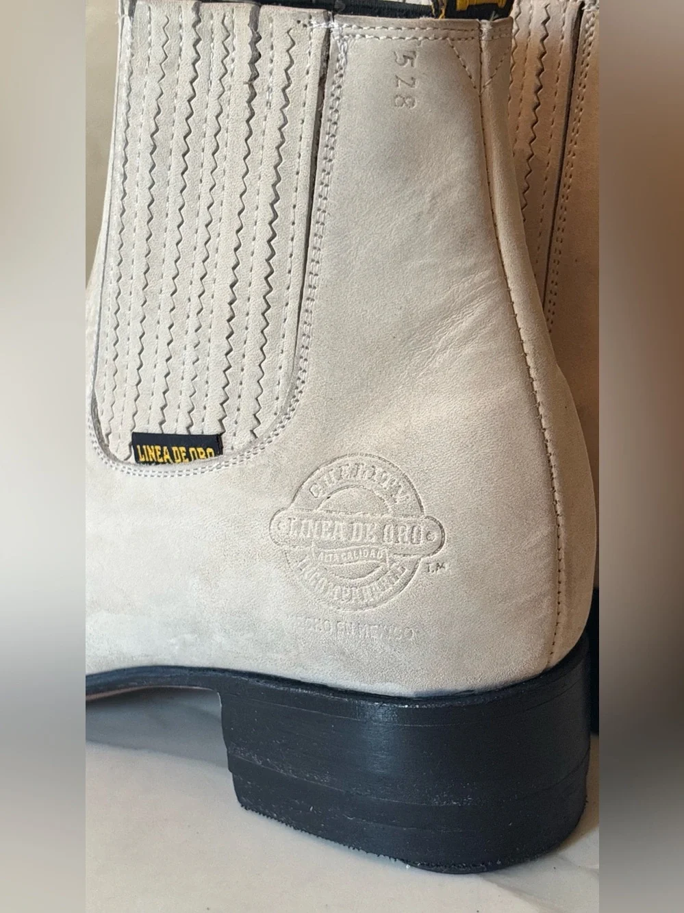 Linea de Oro men boots size 8 very light gray color